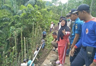 Camat Pardasuka Titik Pujilestari Tinjau Lokasi Longsor di Pekon Rantau Tijang
