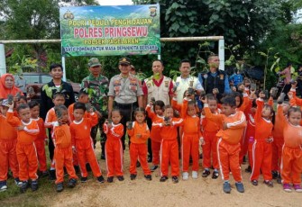 Kapolsek Pagelaran AKP Syafri Lubis SH Foto Bersama Anak Anak Paud 
