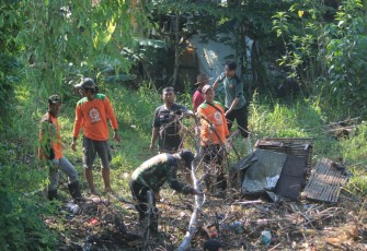 KRI bersama Koramil Juwana atasi sampah di sungai 