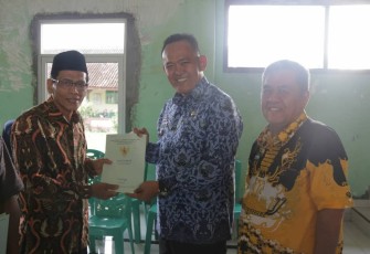 Wakil Bupati Pringsewu Bagikan Sertifikat PTSL kewarga Pekon Tulung Agung