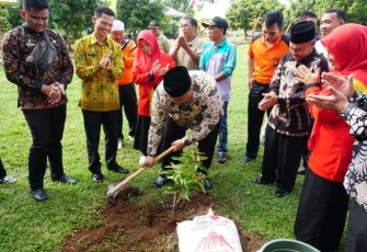Wakil Bupati Bengkulu Selatan Rifai Menanam Pohon Dalam Peringatan HUT SMAN 6 Bengkulu Selatan 