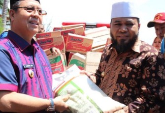Wali Kota Bengkulu Helmi Hasan Serahkan Bantuan Pada Bupati Seluma Bundra Jaya 