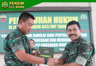 Dandim 0315/Bintan dan Ketua Persit KCK Cabang LV Kodim 0315/Bintan Hadiri Penyuluhan Hukum oleh Tim Kum Dam I/BB
