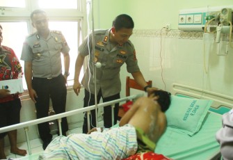 Kapolres Batang saat mengunjungi korban