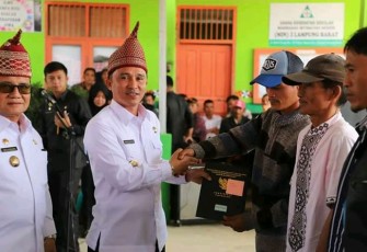 Bupati Bagikan 383 Sertifikat di Pekon Argomulyo