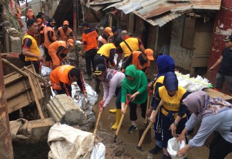 pembersihan lumpur dan sampah akibat banjir
