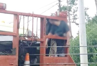 Korban saat tergencet di sela badan truk. Foto : Berandang.com