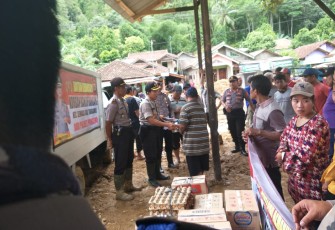 Polres Tanggamus dan Polres Pringsewu Serahkan Bantuan ke Korban Banjir Semaka
