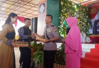 Dandim 0209/LB Beri Cindramata Kepada Waka Polres Labuhanbatu