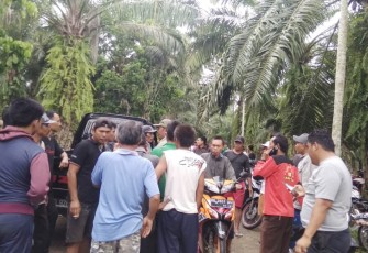 Warga sekitar ramai mendatangi lokasi dan ikut mencari para korban