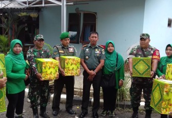Dandim 0505/Jakarta timur berikan Bantuan Bingkisan Sembako ke warga Komplek