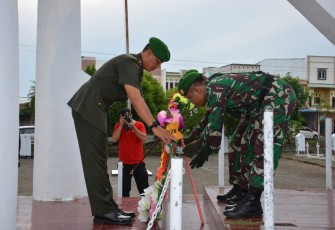 Danrem dan Jajarannya Tabur Bunga ke Taman Makam Pahlawan