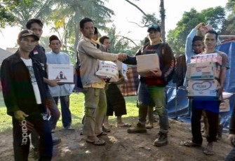 Penyerahan bantuan secara simbolis kepada warga korban longsor oleh perwakilan GBS ONTEL