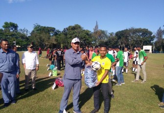 Susyam Widodo memberikan bola di awal pertandingan PSAD Versus PS Keluarga USU