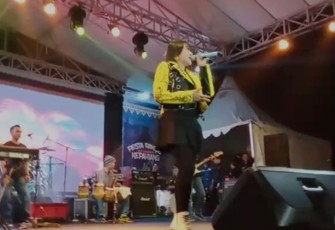 Via Valen saat manggung di Kepahiang. Foto: Bengkulutoday.com