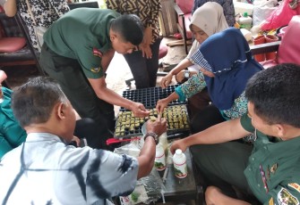 Babinsa dan Warga Laksanakan Ketahanan Pangan 