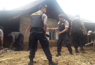 Personel Gabungan Sat Sabhara Polres Tanggamus dan Polsek Semaka Bersihkan Rumah Warga