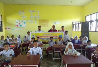 SD Suka Makmur Pulau Banyak Barat Aceh Singkil saat mendapat mobiler meja dan kursi untuk siswa belajar dari Dinas Pendidikan dan Kebudayaan setempat.