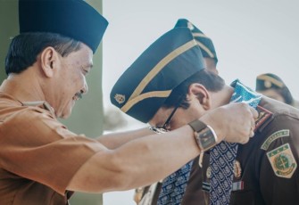 Pengalungan sal kepada Kajari Bengkulu Tengah oleh Bupati Bengkulu Tengah