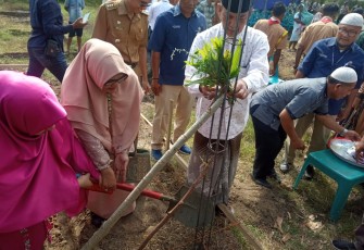 Peletakan batu pertama pembangunan rumah Tarmizi