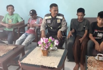 Bhabinkamtibmas Mediasi Dua Warga yang Berseteru