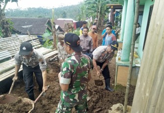 TNI-Polri Bantu Warga Bersihkan Material Tanah