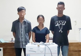 Ketiga pelaku saat ditangkap beserta barang bukti