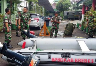 Personel Kodim 0713/Brebes siaga bencana 