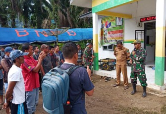 Dandim 0209/LB Pimpin Pembagian tugas Penangulangan Bencana Kepada Semua Tim Di Kantor Desa