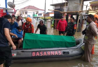 Evakuasi Jenazah saat terjadi banjir pada Kamis 2 Januari 2020