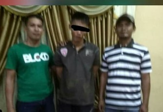 Tersangka (tengah) saat ditangkap