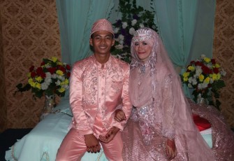 Pasangan pengantin Aum Mulyana (21) dan Mayang Sari (22)