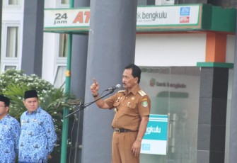 Bupati Bengkulu Tengah Ferry Ramli Jadi Inspektur Upacara Saat Memberikan Arahan 
