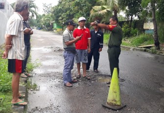 Babinsa Bersama Ketua RW Cek Jalan Barlubang