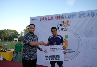 Direktur Eksekutif Sumber Daya Manusia PT INALUM (Persero) Ismadi YS Jenal memberikan hadiah kepada pemain terbaik.