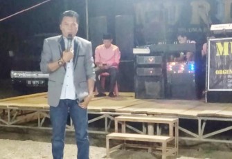 Burman Siswadi saat menyampaikan sambutan didepan warga