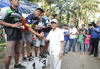 Bupati Asahan Serahkan Hadiah Kepada Para Pemenang Aek Bange Super Grass Track Ke IV Tahun 2020