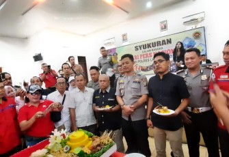 Kapolres Labuhanbatu Potong Tumpeng HPN 2020