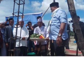 Bupati Aceh Singkil Dulmusrid saat memberi tepung tawar peletakan batu pertama Pondok Pasantren Darul Rasyid Silatong Kecamatan Simpang Kanan Provinsi Aceh.
