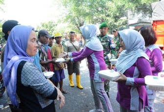 Persit Brebes Bagikan Nasi Kotak di Jalanan Terminal dan Pasar