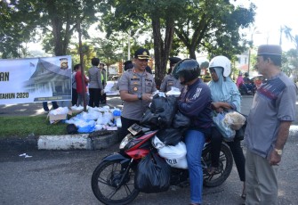 Kapolres Merangin M. Lufi dan Wartawan Berbagi Nasi Kotak ke Pengguna