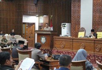 Wakil Gubernur saat membacakan jawaban Gubernur Bengkulu
