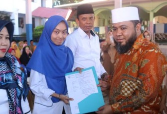 Wali Kota Bengkulu Helmi Hasan Serahkan Surat Perintah Tugas Kepada Pegawai Tidak Tetap di Lingkungan Dinas Pendidikan Kota Bengkulu 