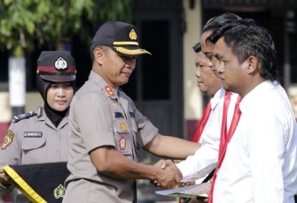 Kapolres Beri Penghargaan Personel Berhasil Ungkap Kasus Pencurian Roda Mobil Ambulans