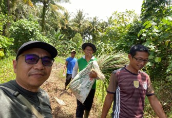 Anggota DPRK Aceh Singkil Taufik A.Md saat melakukan peninjauan lokasi pengembangan sere wangi di Teluk Nibung Pulau Banyak.