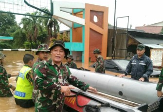 Dandim 0507/Bekasi Dayung Perahu LCR Cek Lokasi Banjir Perum Bumi Nasio Indah
