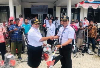 Kepala Distrik Kota Waisai Serahkan Mesin Babat Kepada RT/RW Se-Distrik Kota Waisai