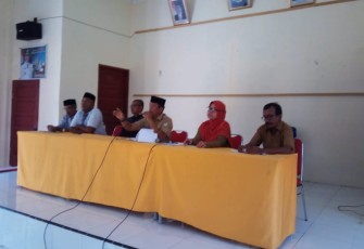 Camat Samatiga Said Azmi saat memberikan arahan