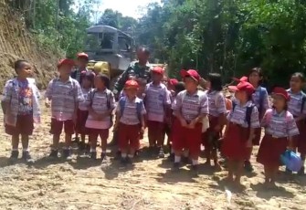 Para Siswa SD Ucapkan Terimakasih ke Dandim 0207/Simalungun