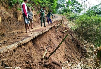 Longsor Tebing Di Tonjong Brebes Tutup Akses Utama Masyarakat Antar Pedukuhan